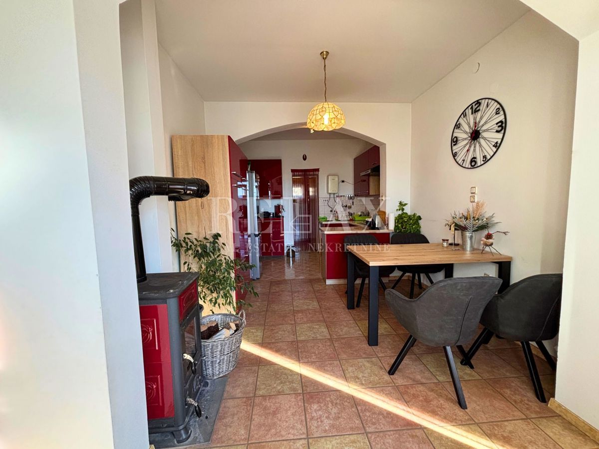 Jadranovo - samostojna hiša s 3 apartmaji