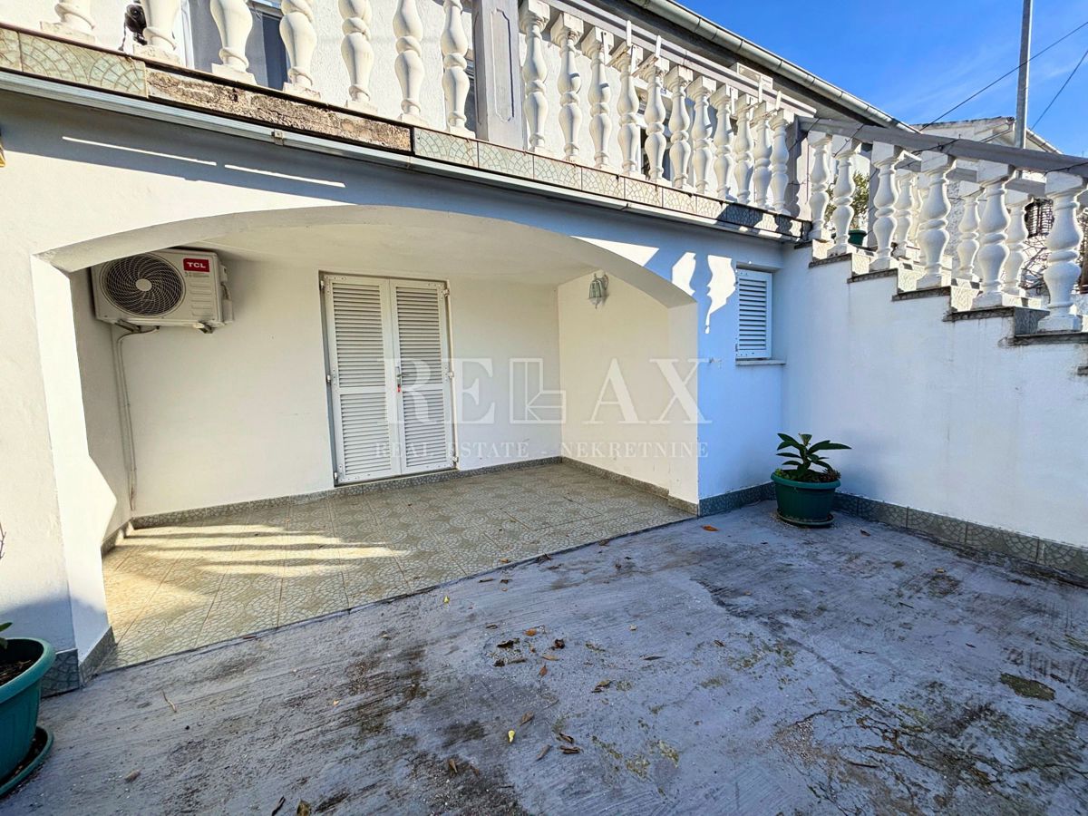 Jadranovo - samostojna hiša s 3 apartmaji