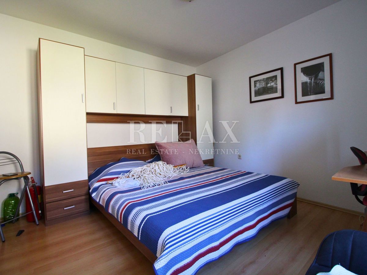 Jadranovo - samostojna hiša s 3 apartmaji