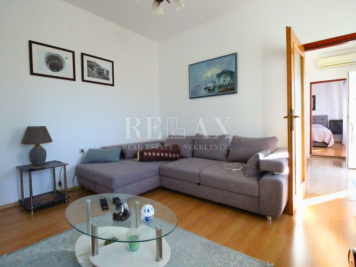 Jadranovo - samostojna hiša s 3 apartmaji