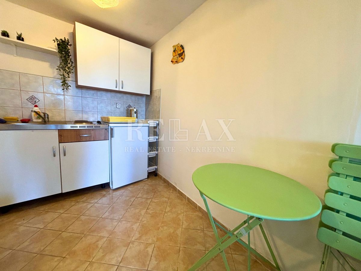 Jadranovo - samostojna hiša s 3 apartmaji