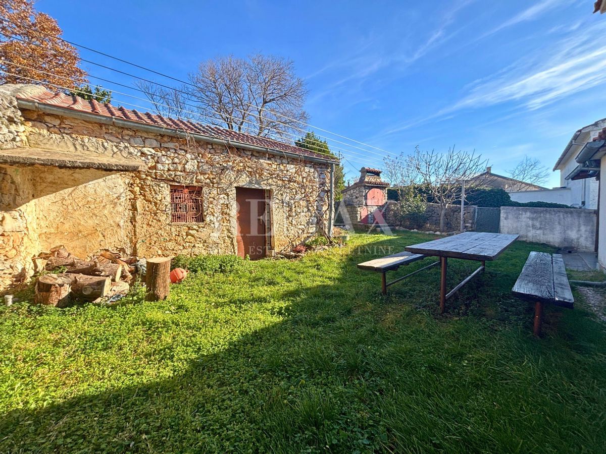 Jadranovo - samostojna hiša s 3 apartmaji