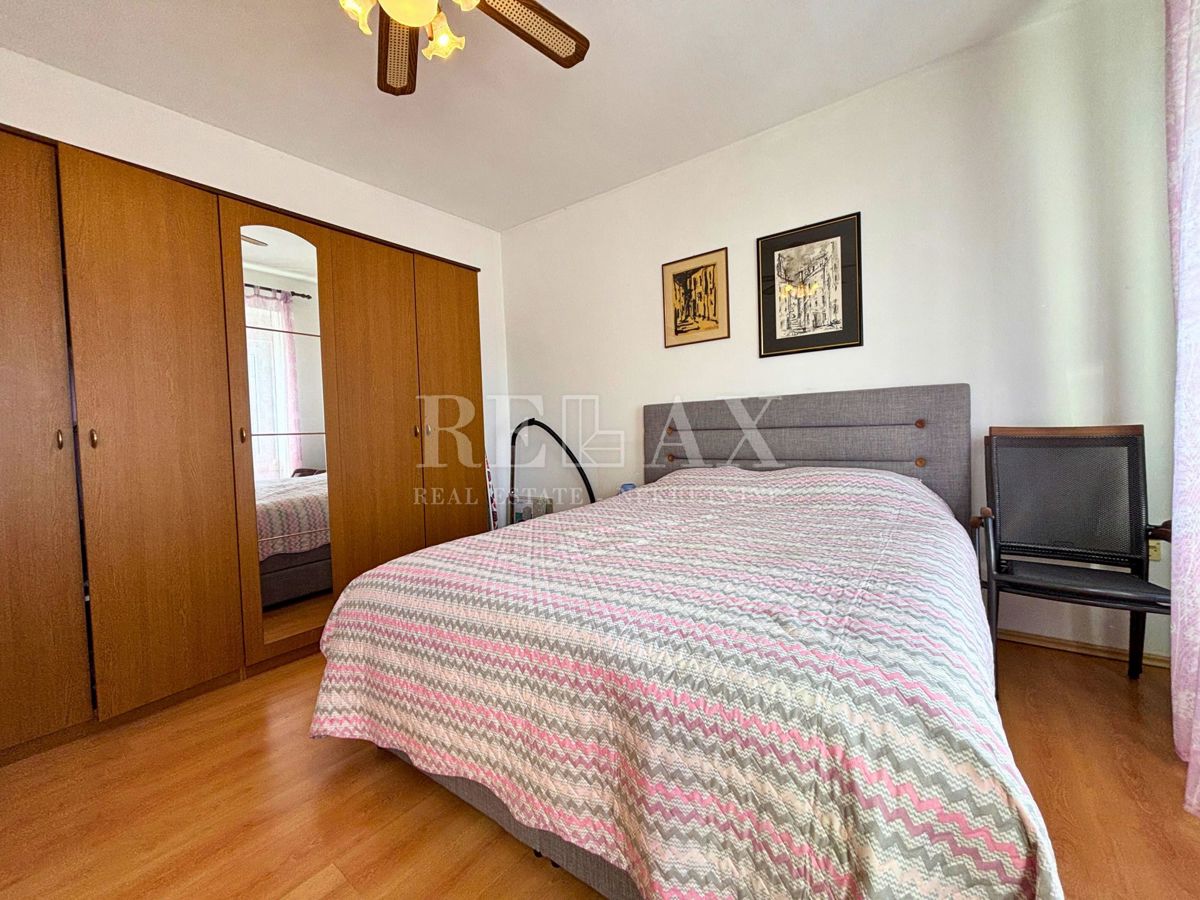 Jadranovo - samostojna hiša s 3 apartmaji