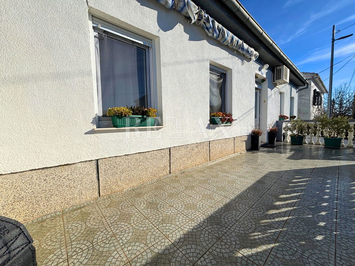 Jadranovo - samostojna hiša s 3 apartmaji