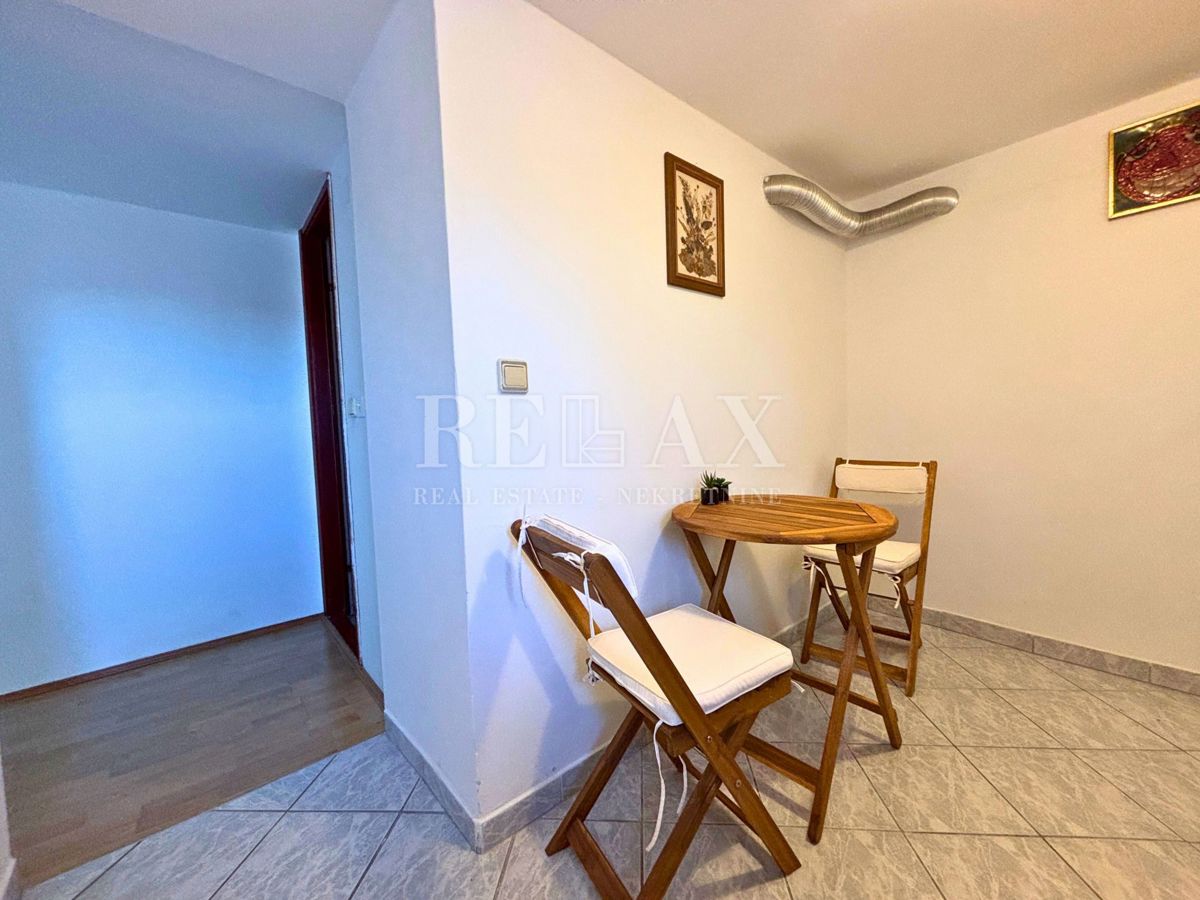 Jadranovo - samostojna hiša s 3 apartmaji