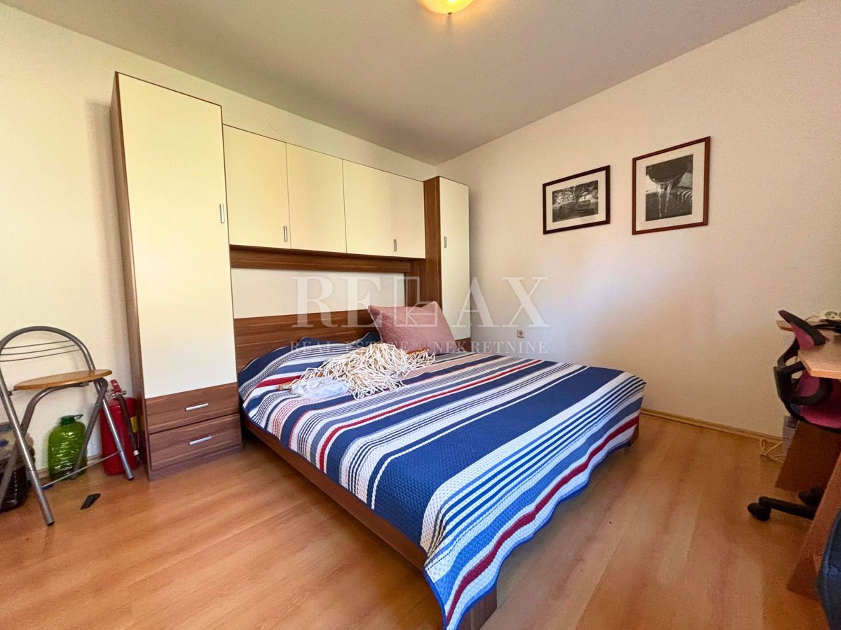 Jadranovo - samostojna hiša s 3 apartmaji