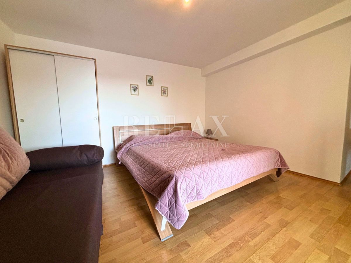 Jadranovo - samostojna hiša s 3 apartmaji