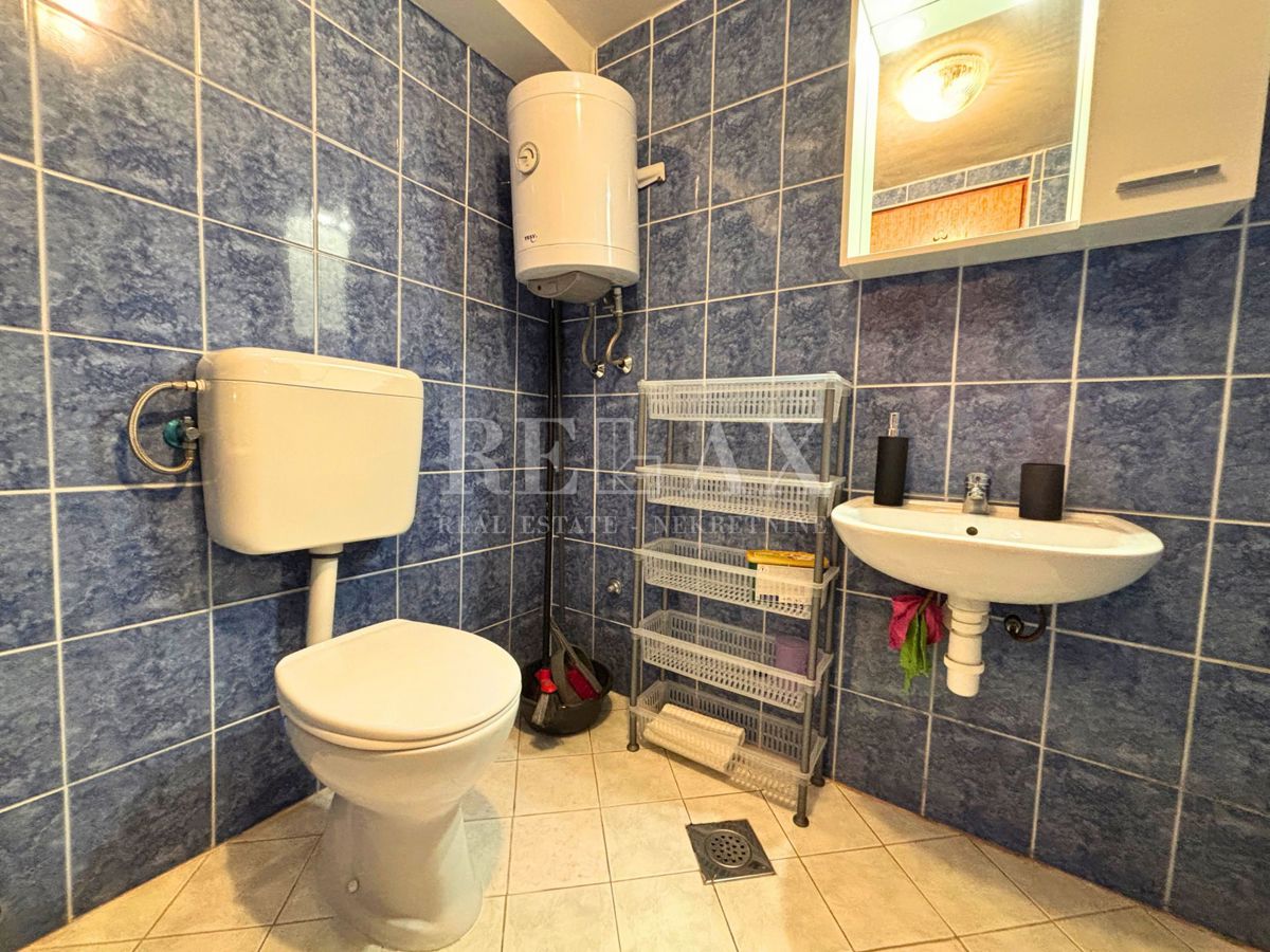 Jadranovo - samostojna hiša s 3 apartmaji