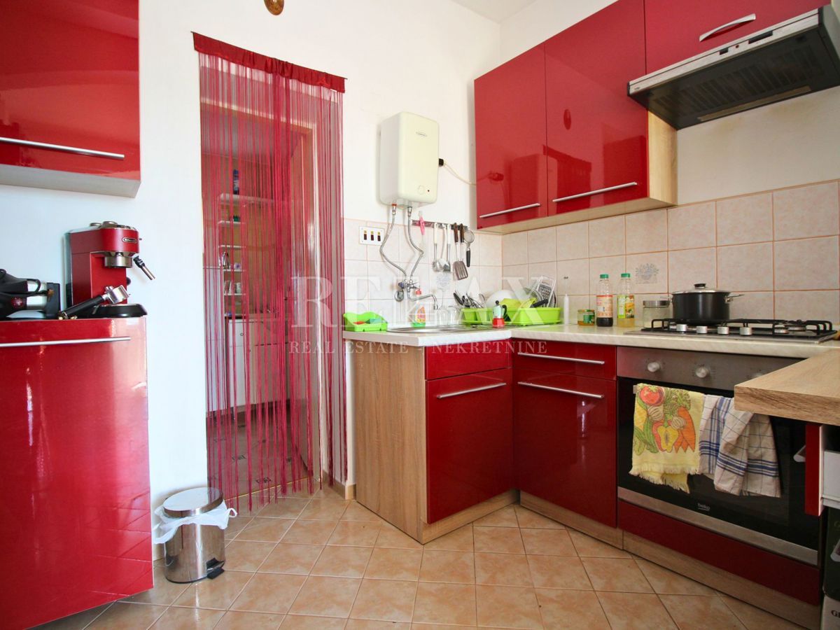 Jadranovo - samostojna hiša s 3 apartmaji