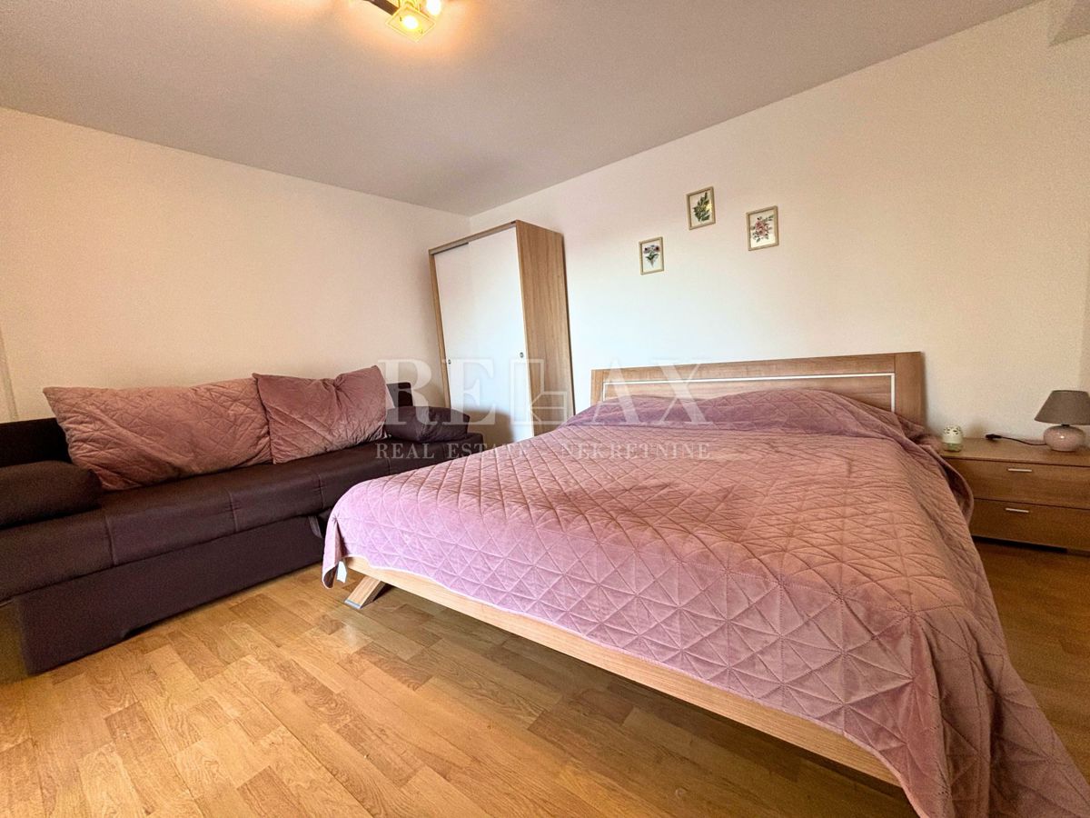 Jadranovo - samostojna hiša s 3 apartmaji