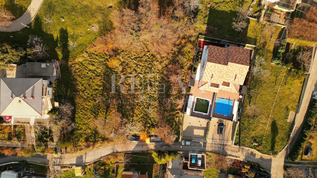 Bribir - gradbeno zemljišče z odličnim dostopom