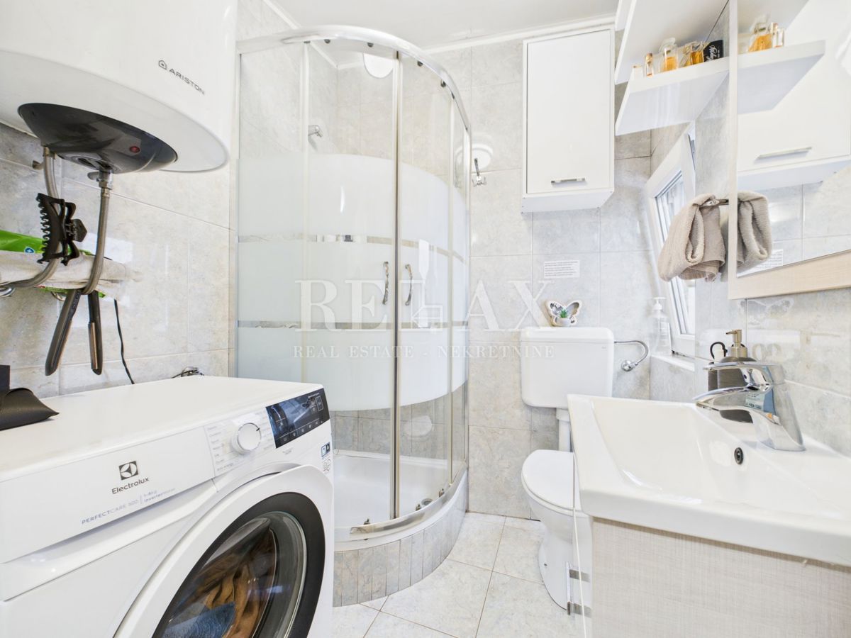 Kastav - hiša s 3 stanovanji in poslovnim prostorom