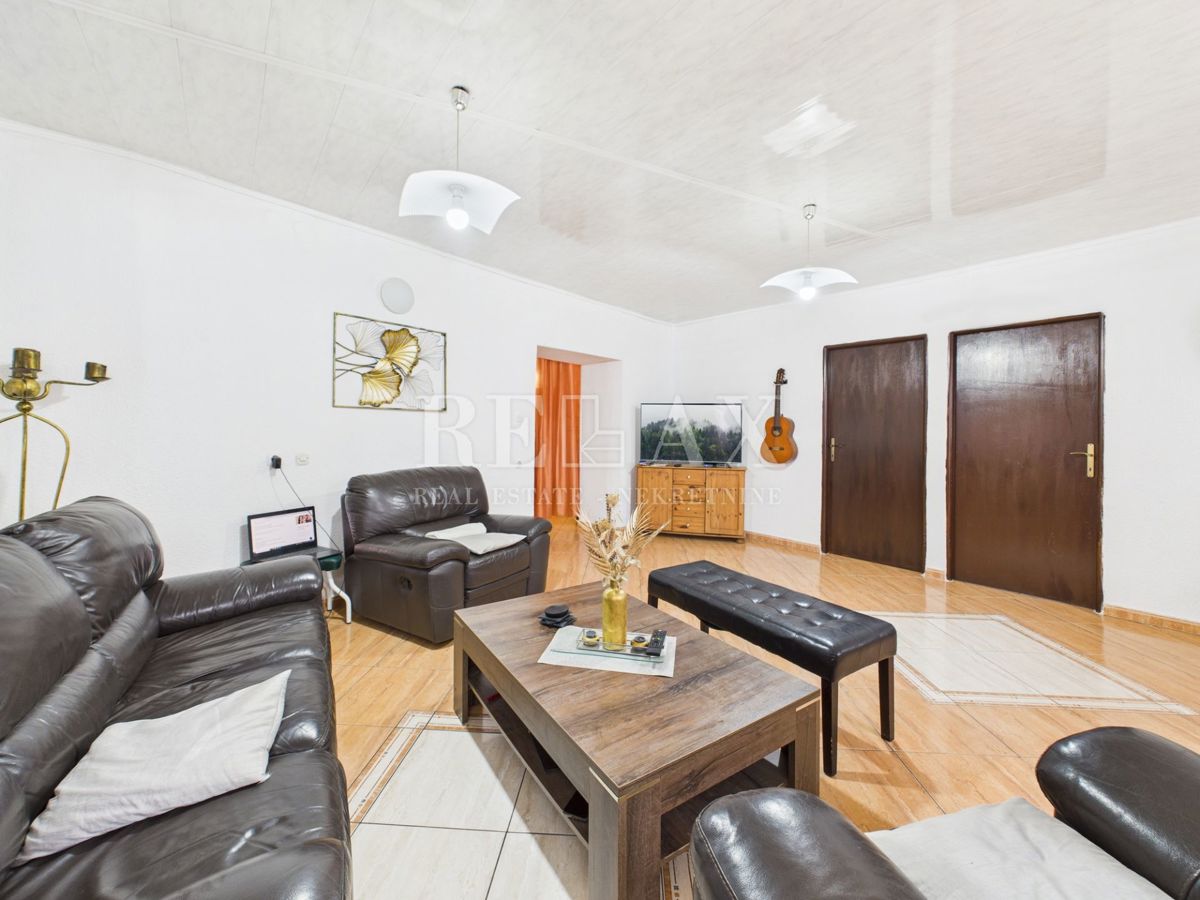 Kastav - hiša s 3 stanovanji in poslovnim prostorom