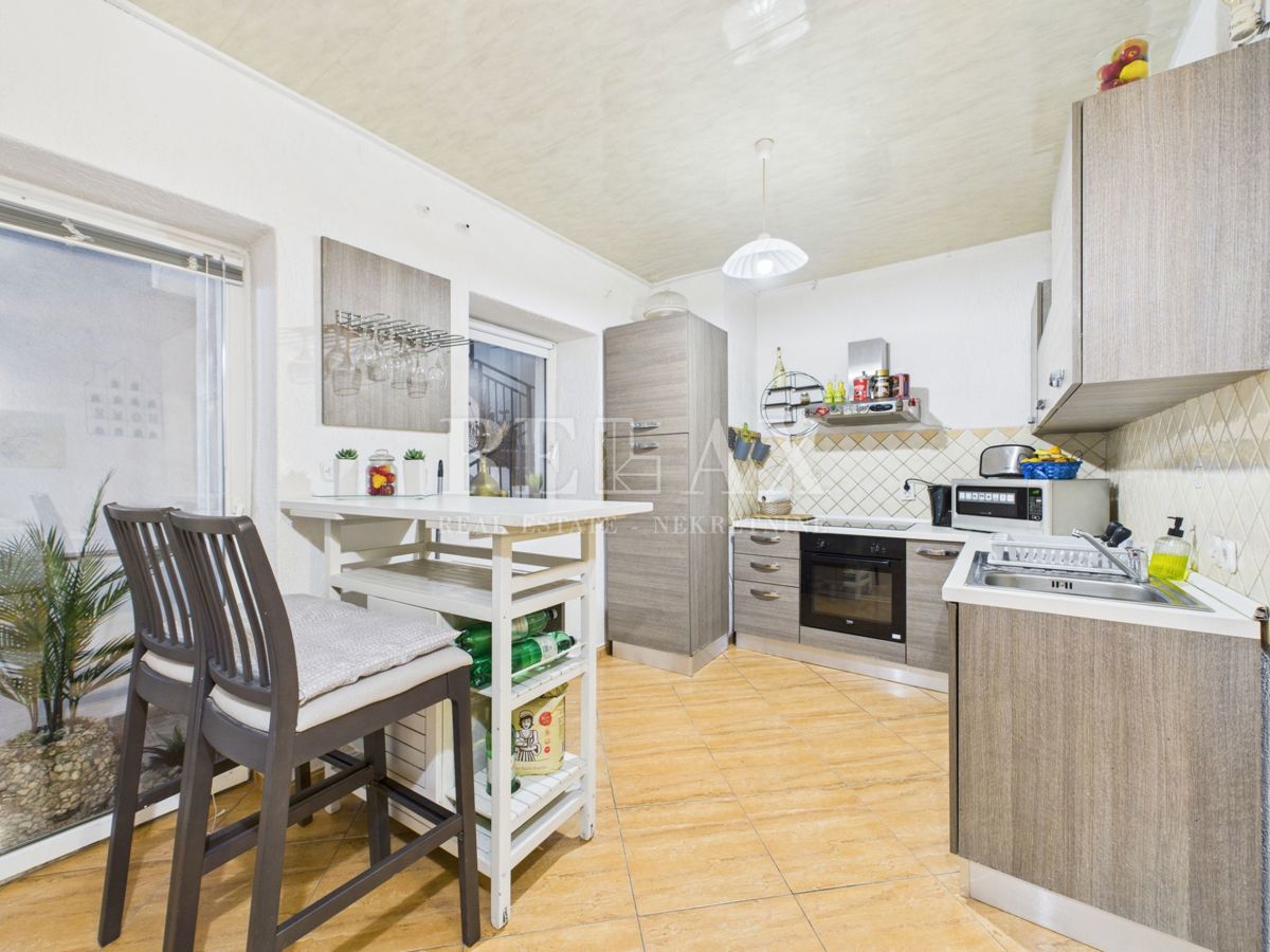 Kastav - hiša s 3 stanovanji in poslovnim prostorom