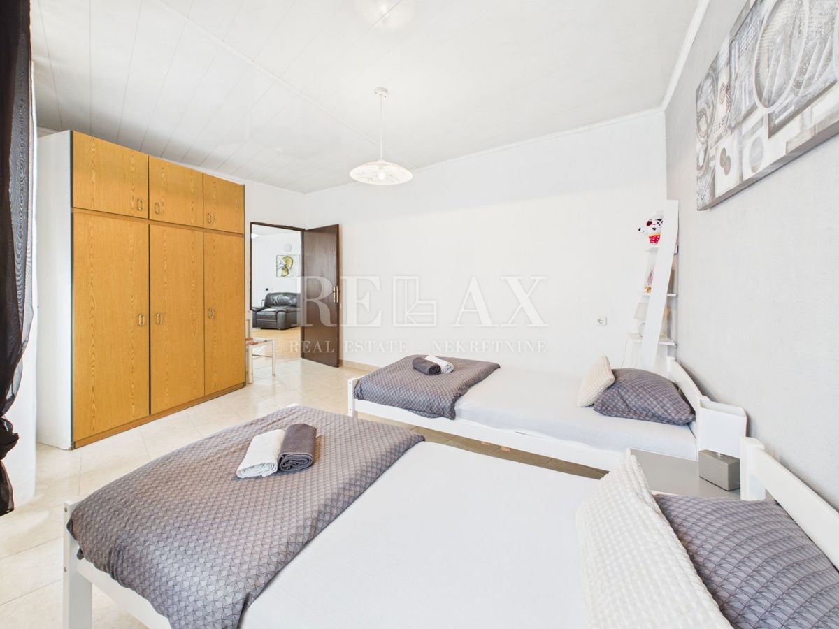 Kastav - hiša s 3 stanovanji in poslovnim prostorom