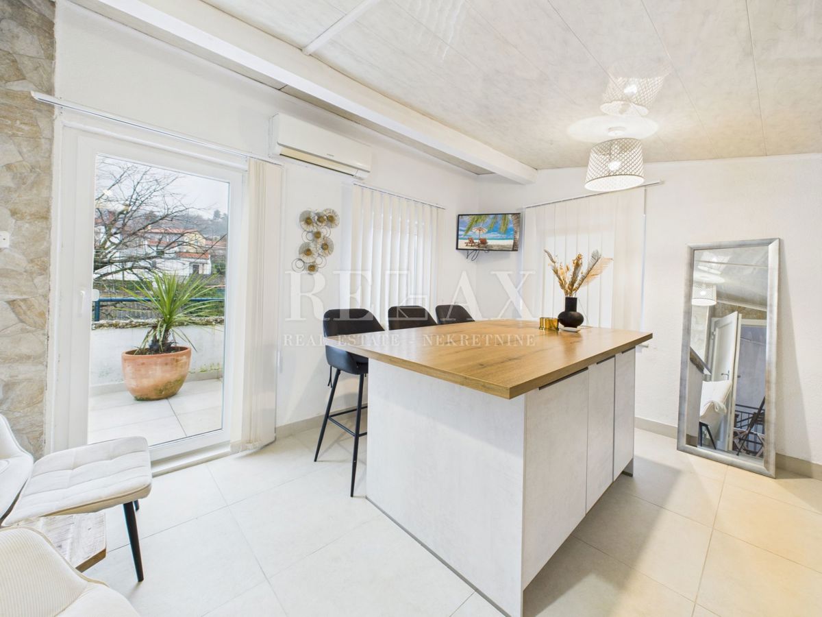 Kastav - hiša s 3 stanovanji in poslovnim prostorom