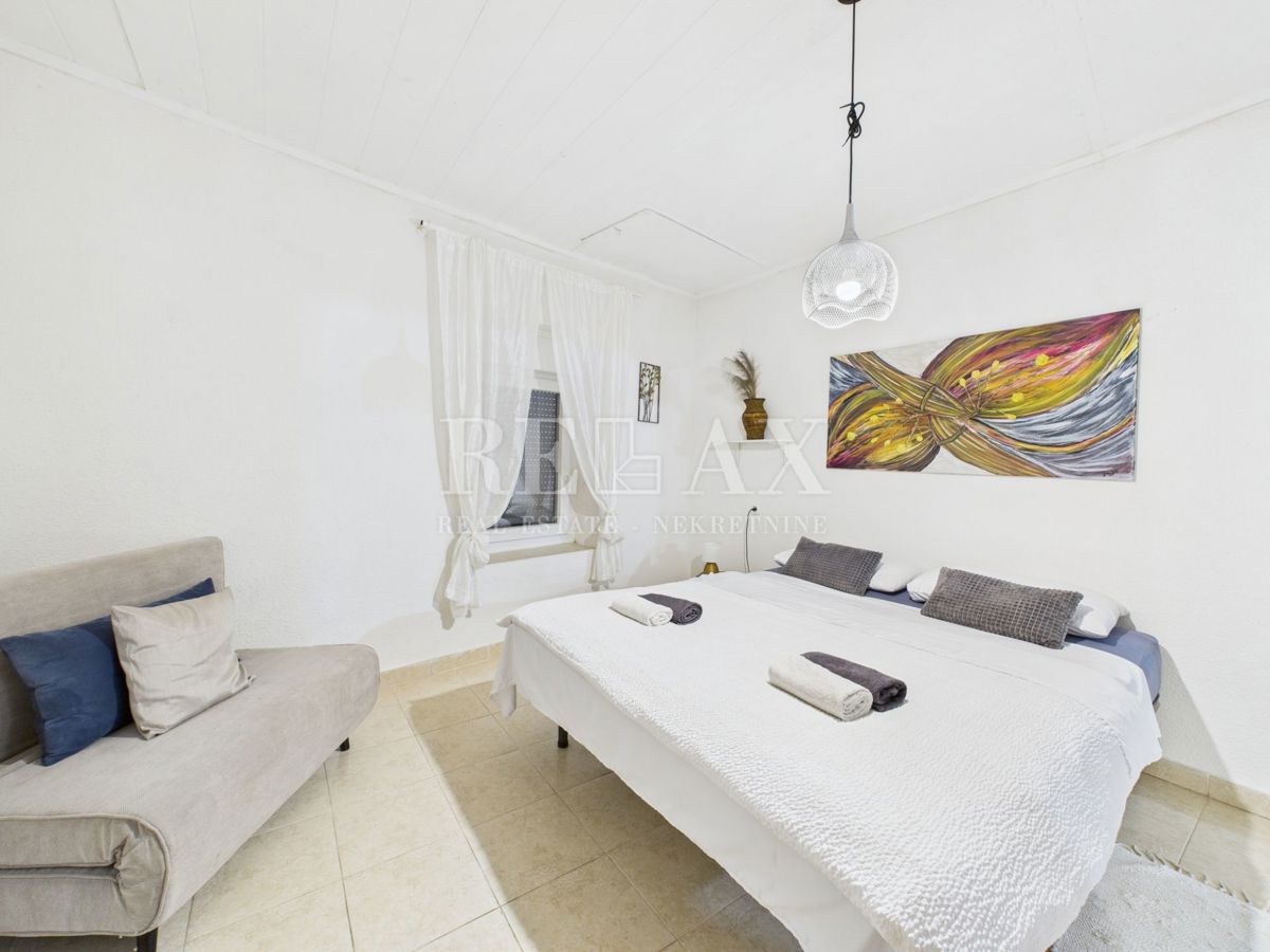 Kastav - hiša s 3 stanovanji in poslovnim prostorom