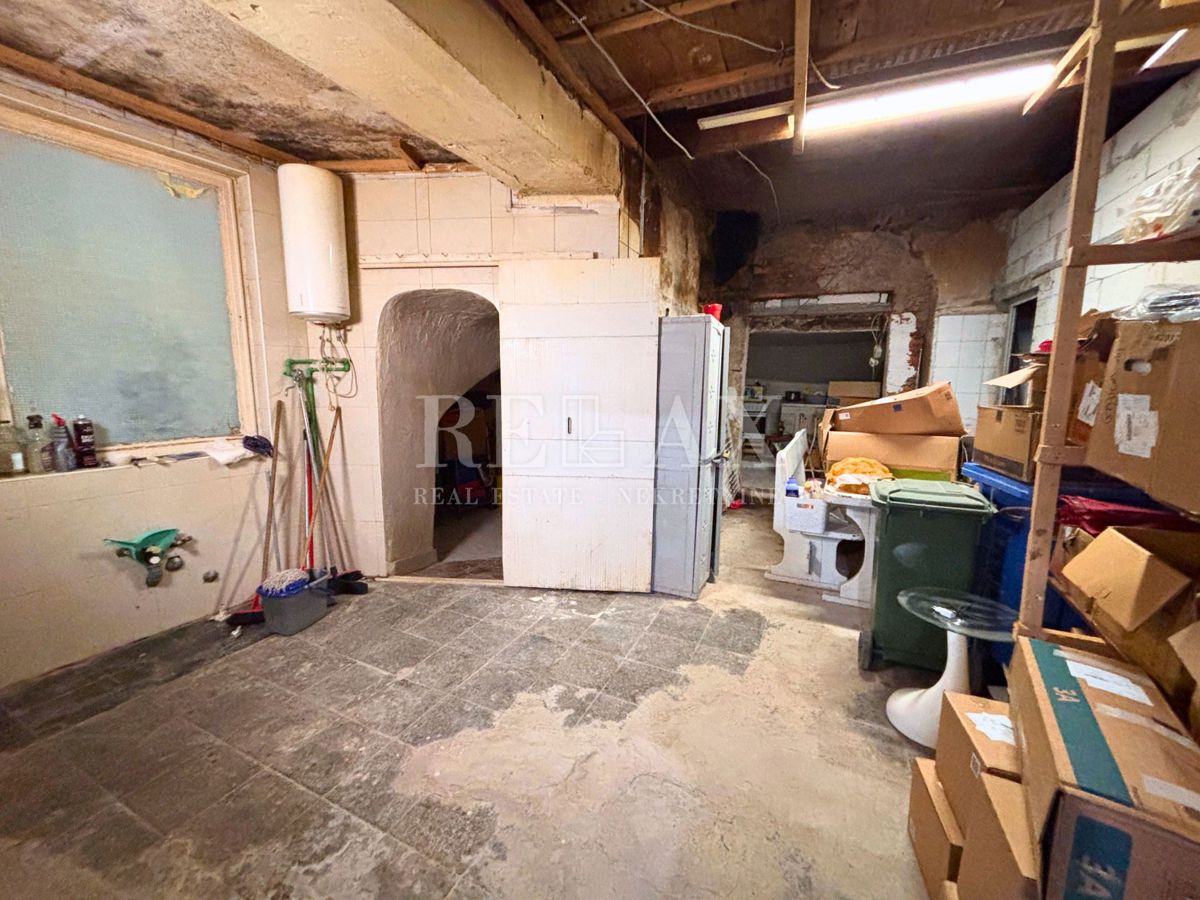 Kastav - hiša s 3 stanovanji in poslovnim prostorom