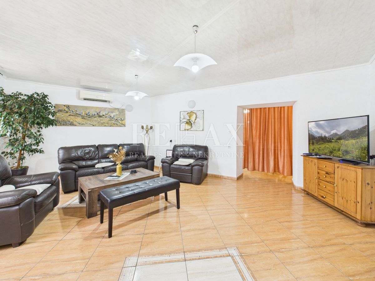 Kastav - hiša s 3 stanovanji in poslovnim prostorom