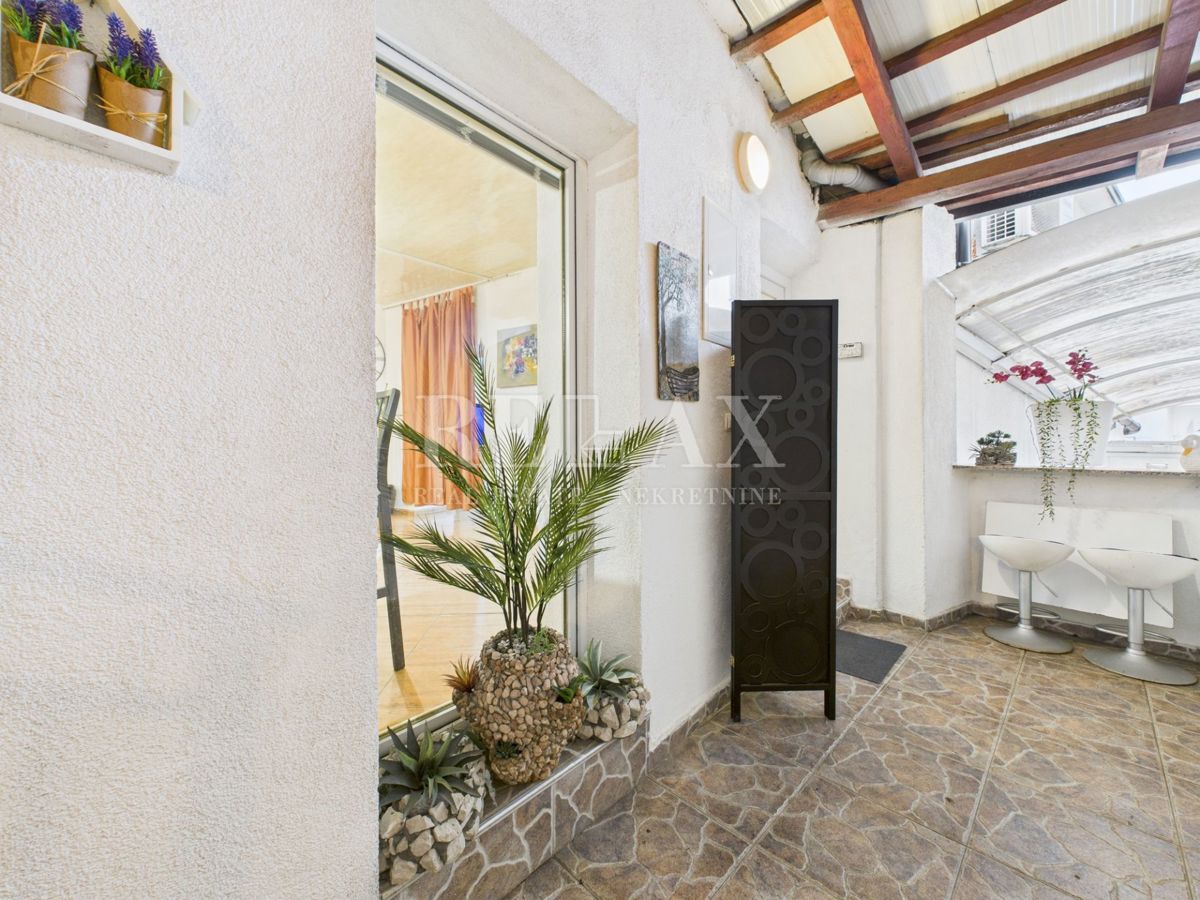 Kastav - hiša s 3 stanovanji in poslovnim prostorom