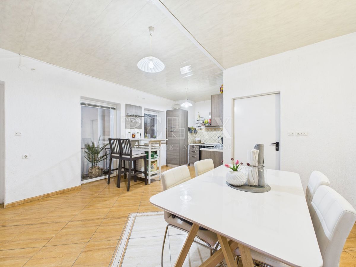 Kastav - hiša s 3 stanovanji in poslovnim prostorom