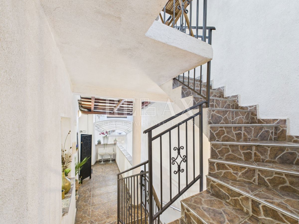 Kastav - hiša s 3 stanovanji in poslovnim prostorom