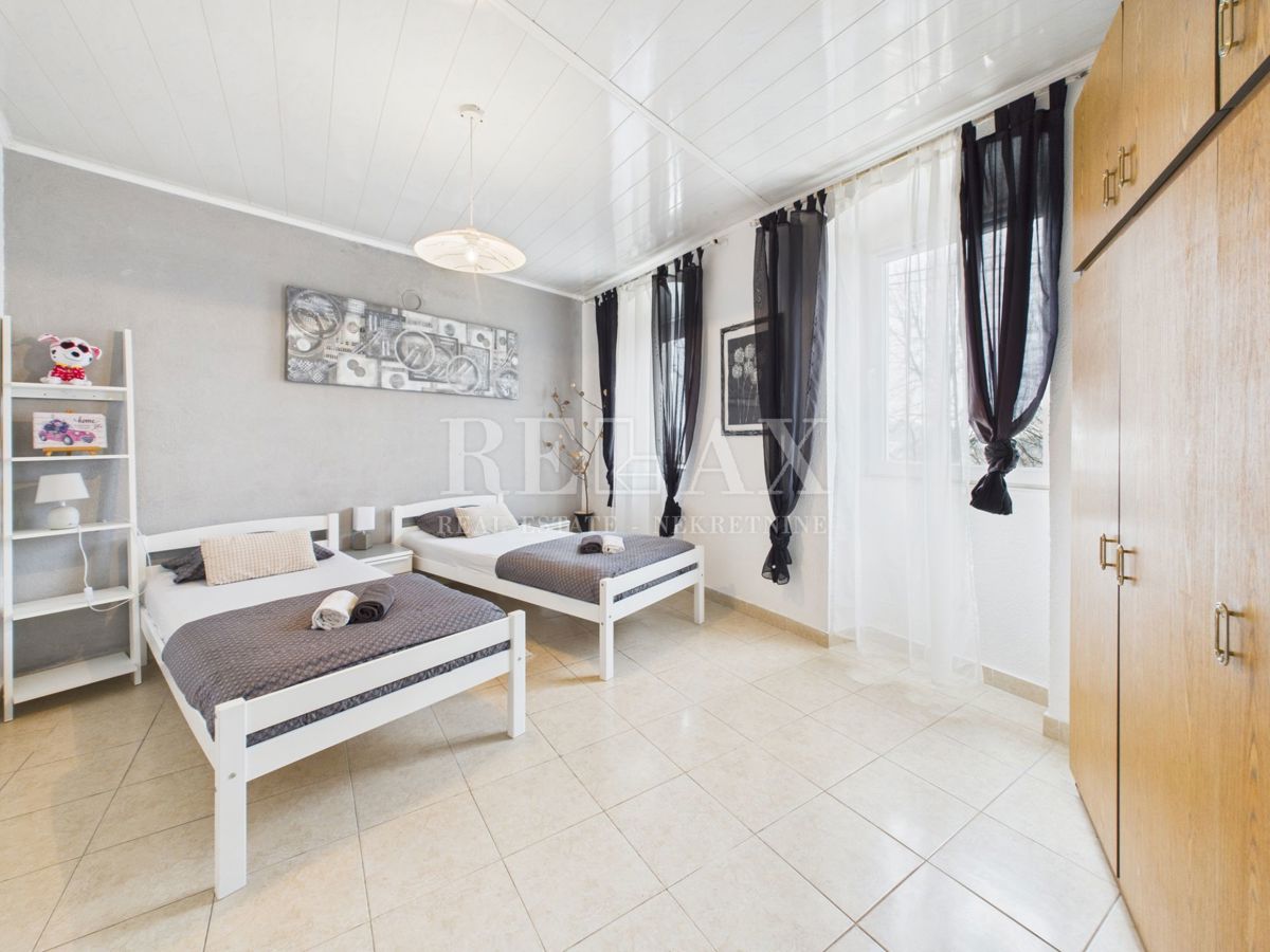 Kastav - hiša s 3 stanovanji in poslovnim prostorom