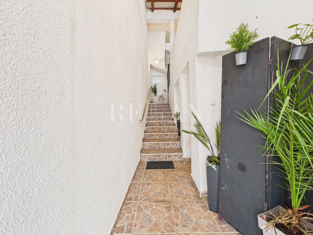 Kastav - hiša s 3 stanovanji in poslovnim prostorom