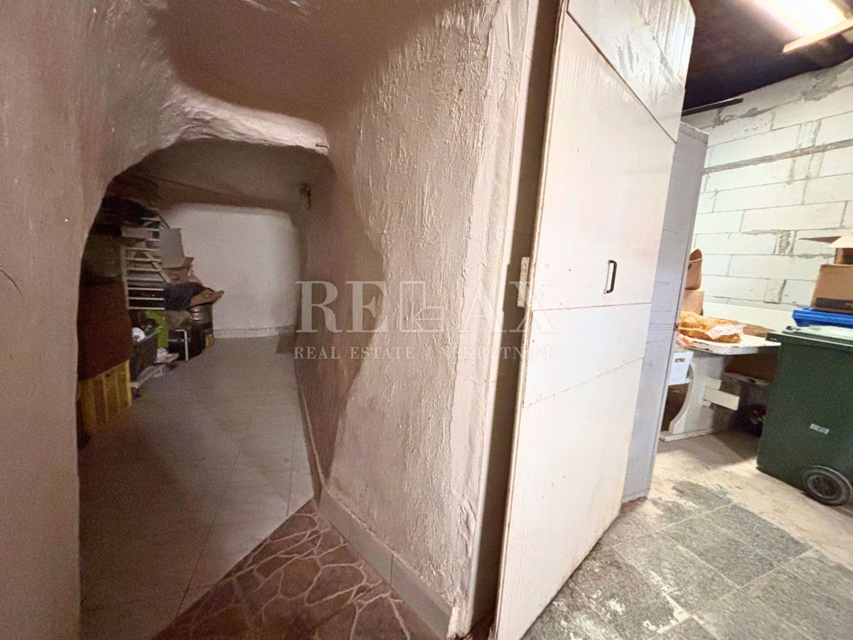 Kastav - hiša s 3 stanovanji in poslovnim prostorom