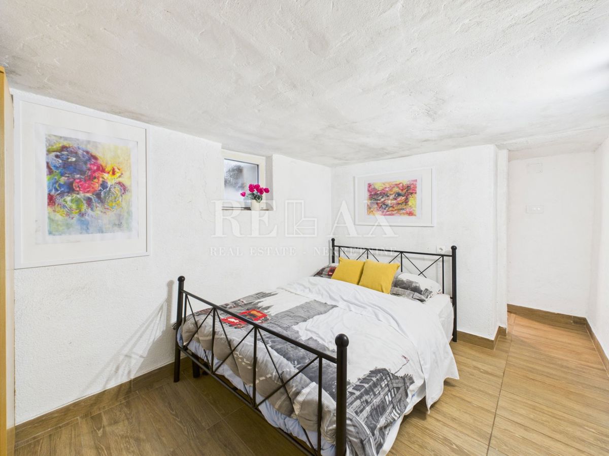 Kastav - hiša s 3 stanovanji in poslovnim prostorom