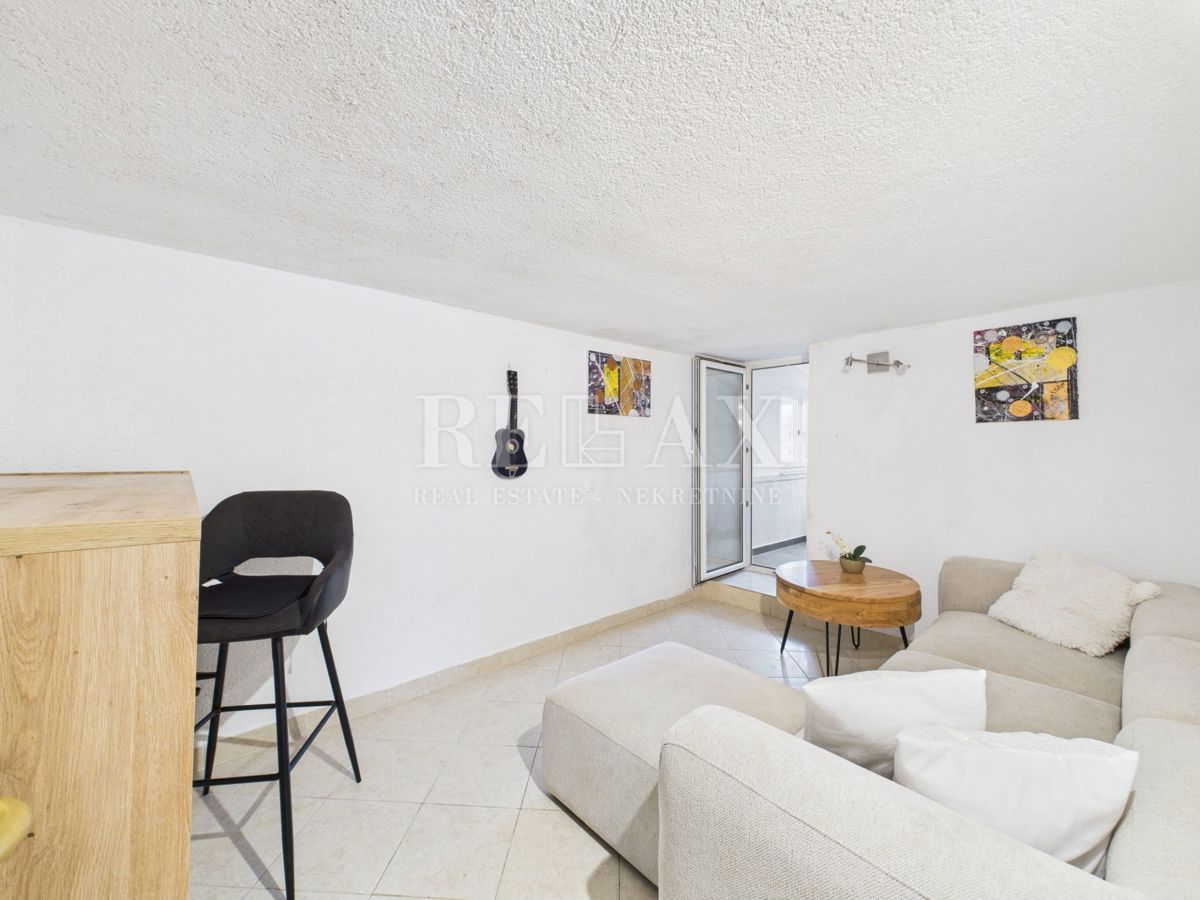 Kastav - hiša s 3 stanovanji in poslovnim prostorom