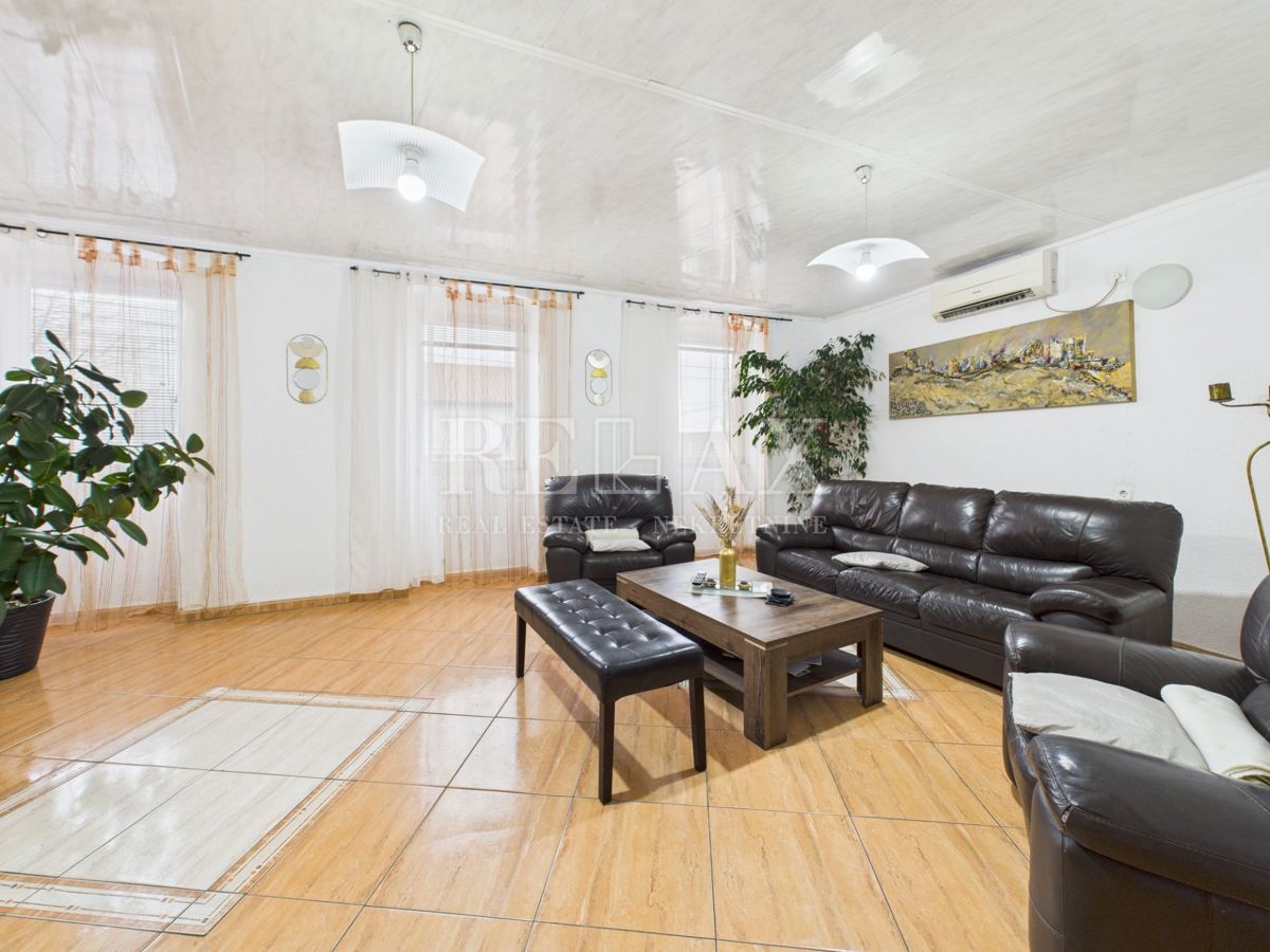 Kastav - hiša s 3 stanovanji in poslovnim prostorom