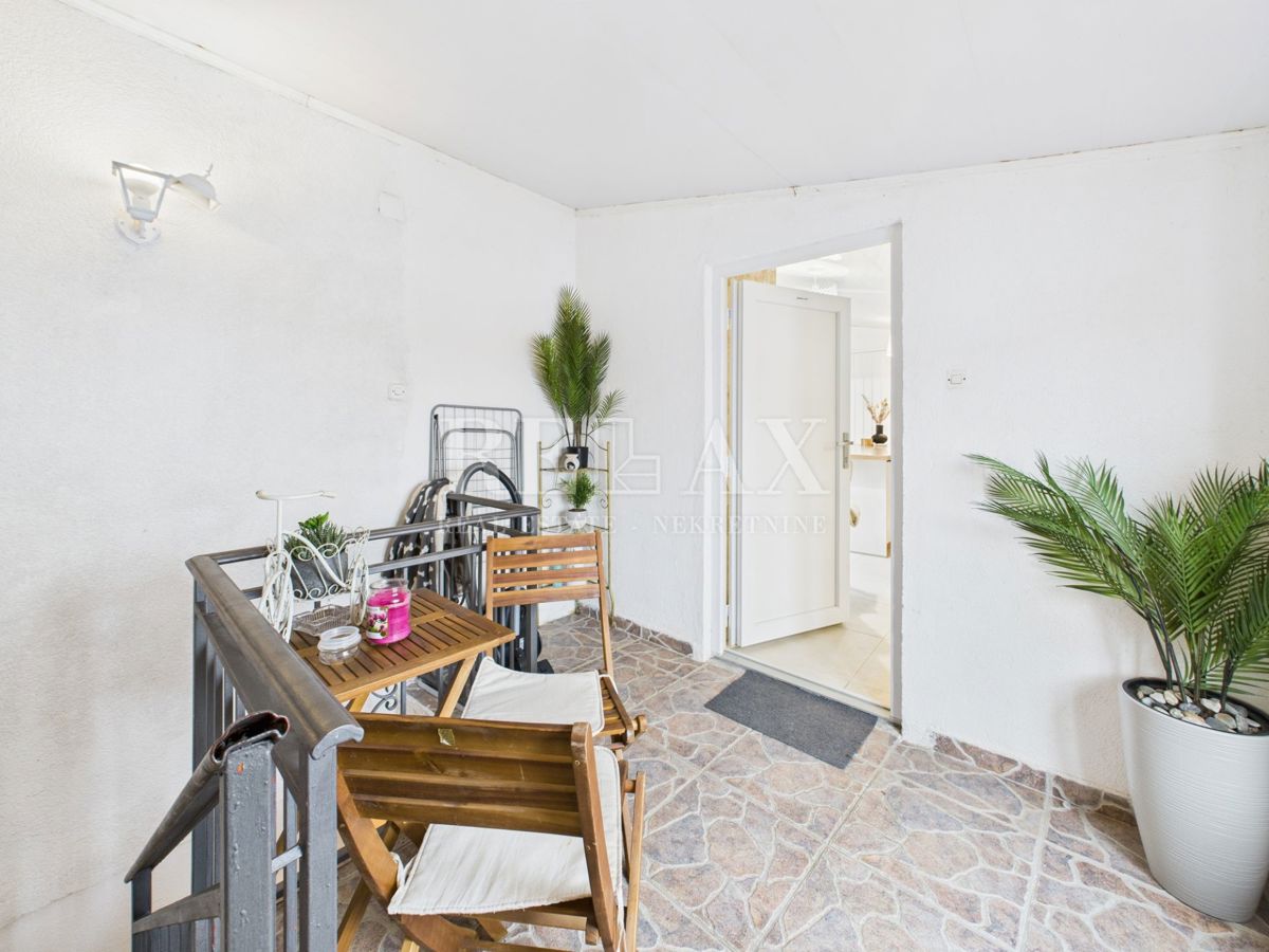 Kastav - hiša s 3 stanovanji in poslovnim prostorom