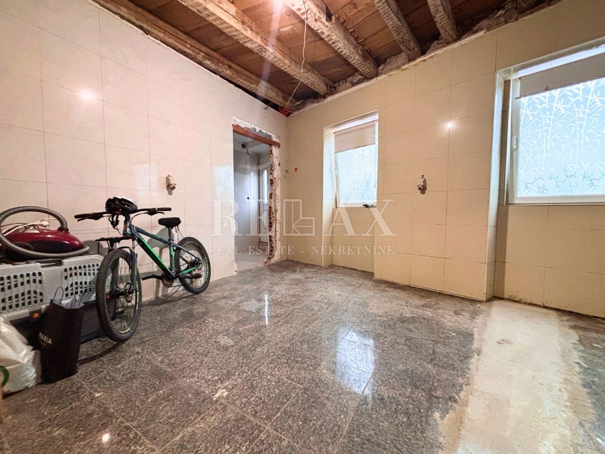 Kastav - hiša s 3 stanovanji in poslovnim prostorom