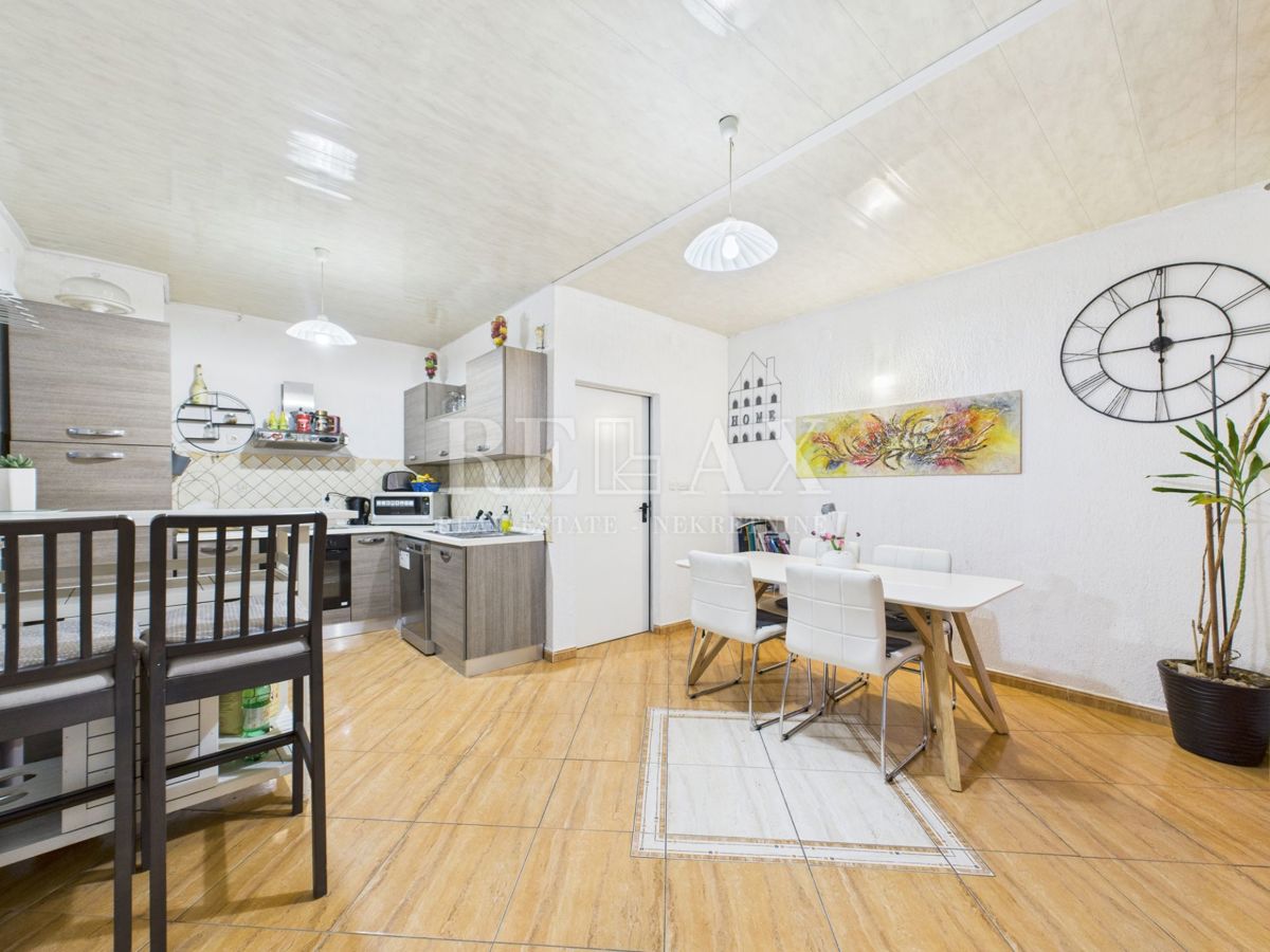 Kastav - hiša s 3 stanovanji in poslovnim prostorom