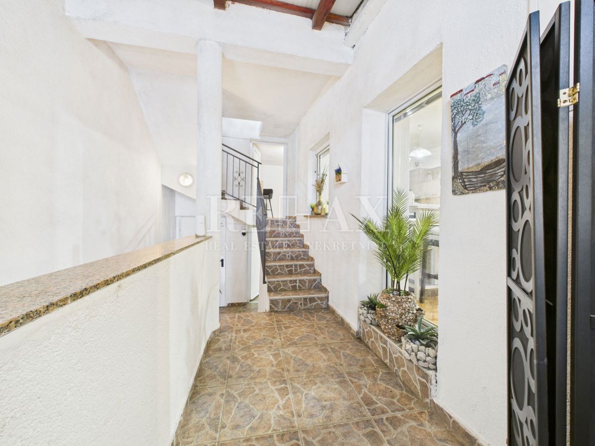 Kastav - hiša s 3 stanovanji in poslovnim prostorom