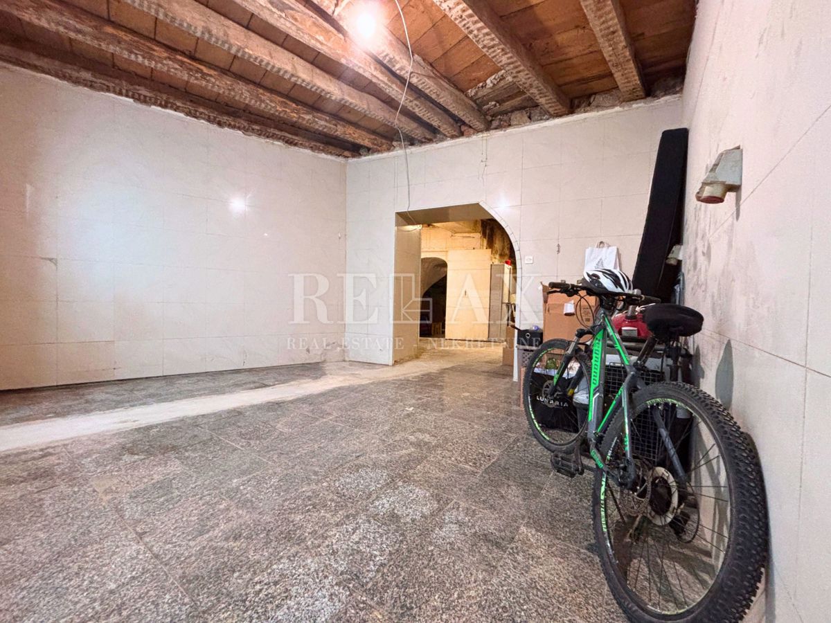 Kastav - hiša s 3 stanovanji in poslovnim prostorom