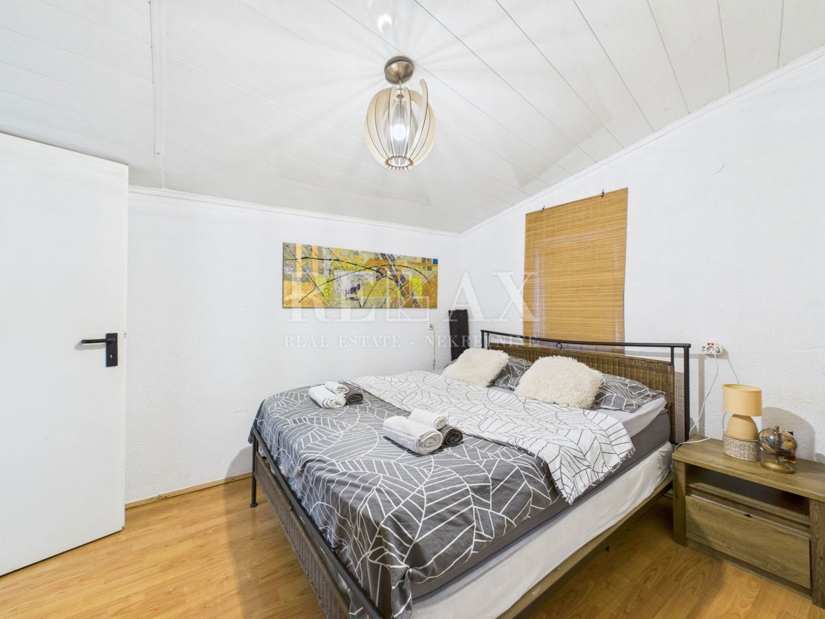 Kastav - hiša s 3 stanovanji in poslovnim prostorom