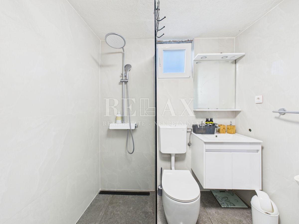 Kastav - hiša s 3 stanovanji in poslovnim prostorom