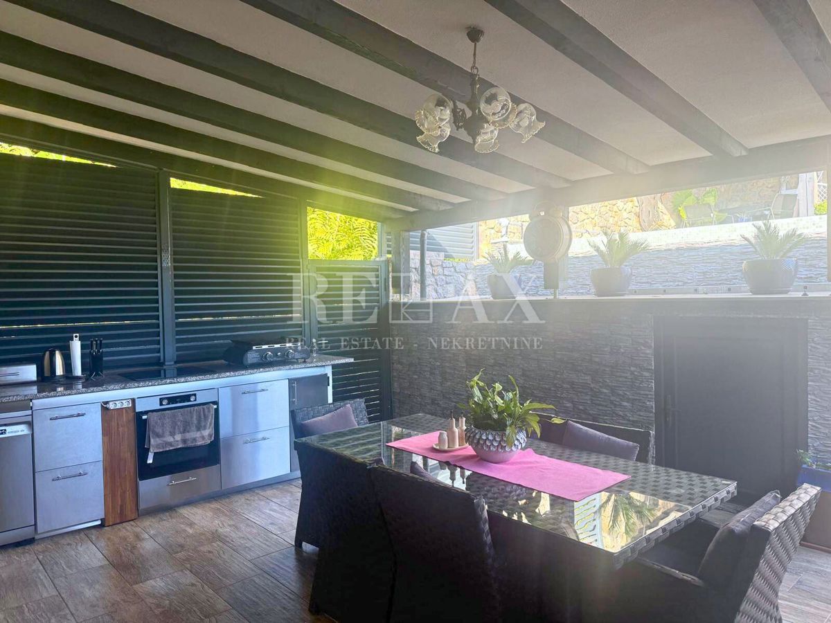 Bribir - hiša z bazenom in vrtom