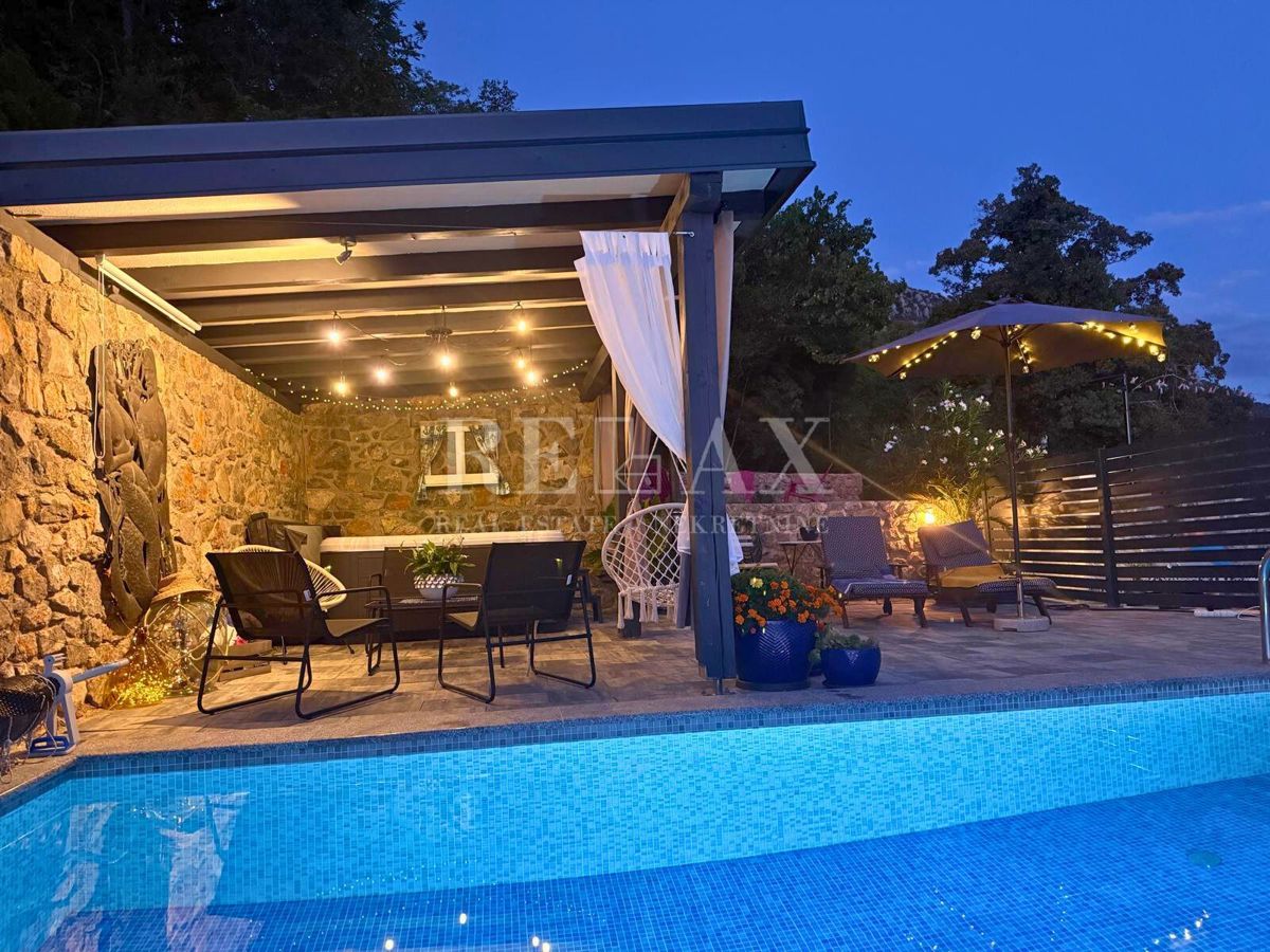 Bribir - hiša z bazenom in vrtom