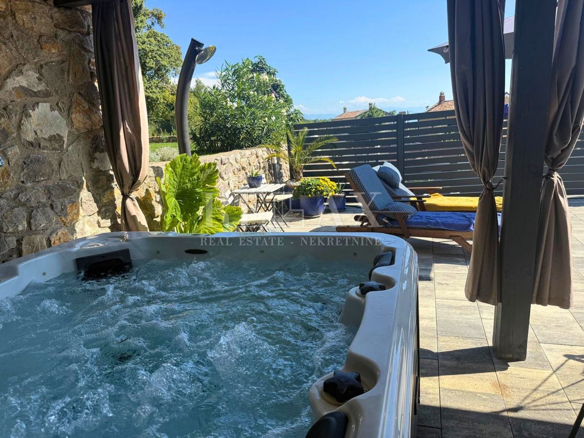 Bribir - hiša z bazenom in vrtom