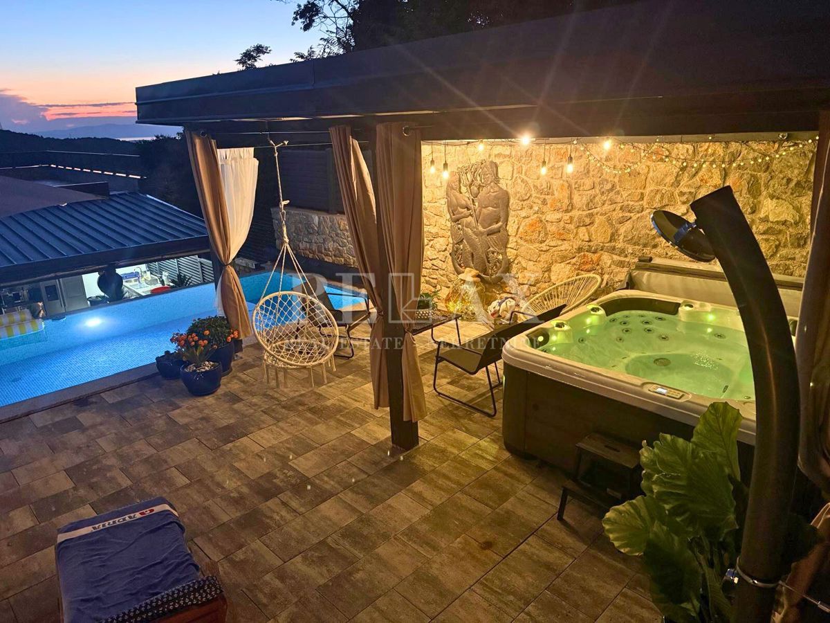 Bribir - hiša z bazenom in vrtom