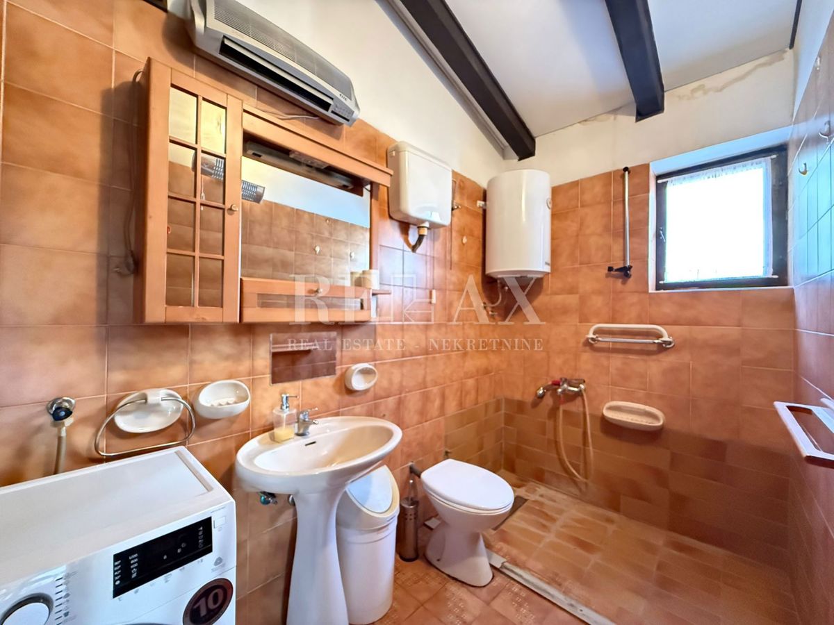 Bribir – hiša z dvema ločenima stanovanjema in vrtom