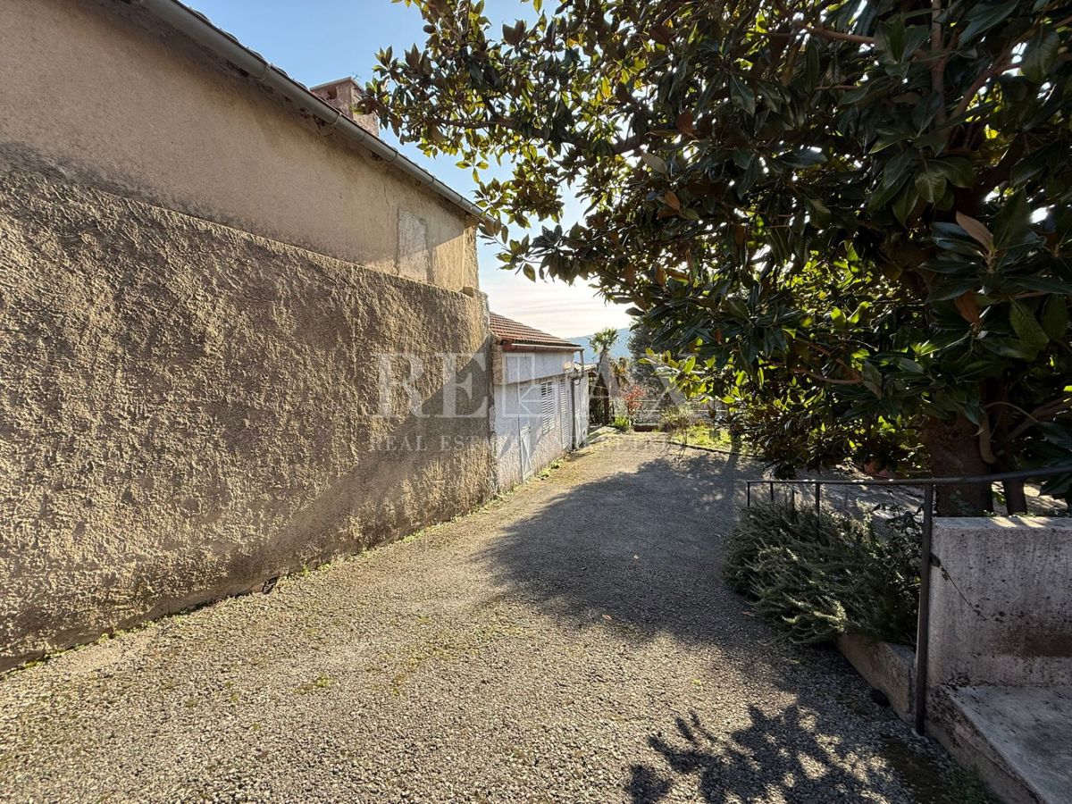 Bribir – hiša z dvema ločenima stanovanjema in vrtom