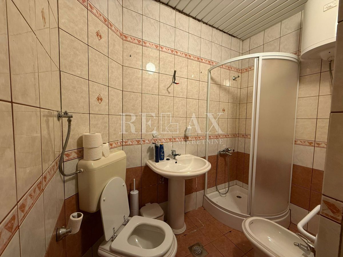 Bribir – hiša z dvema ločenima stanovanjema in vrtom