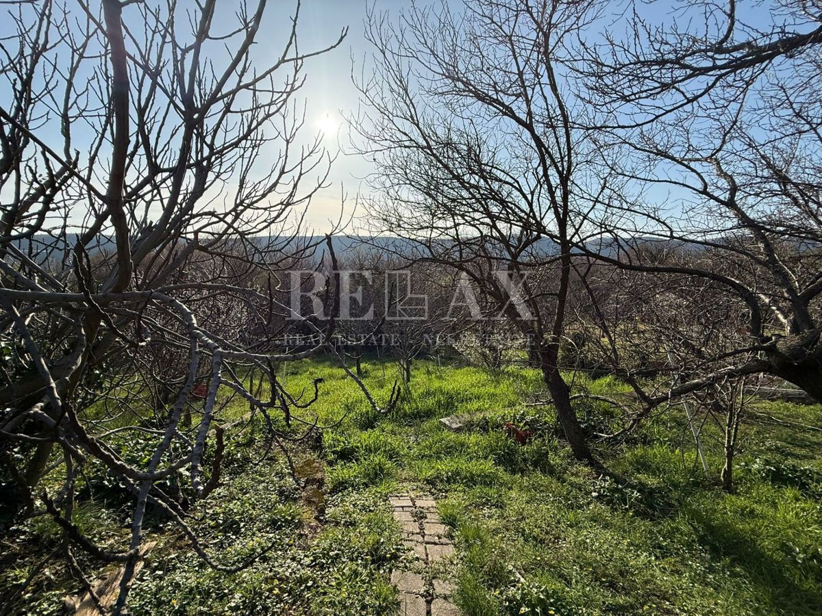 Bribir – hiša z dvema ločenima stanovanjema in vrtom