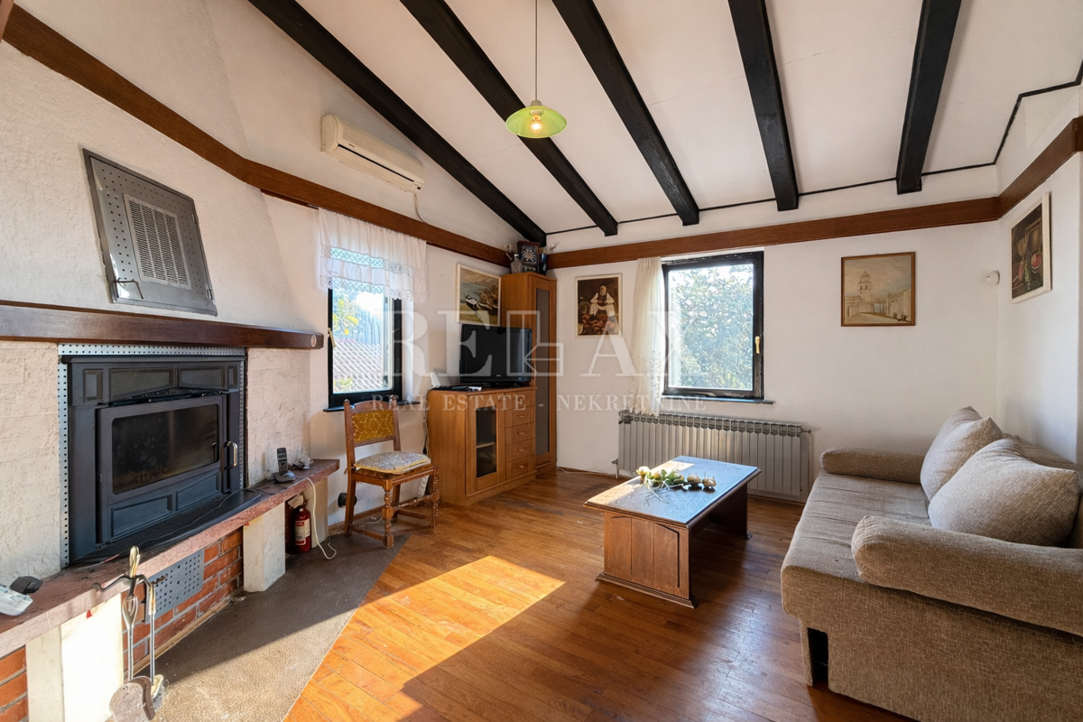 Bribir – hiša z dvema ločenima stanovanjema in vrtom