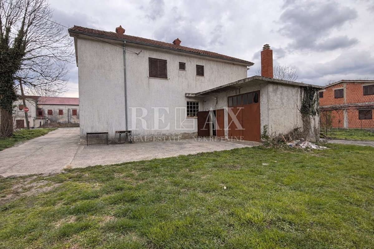 Reka, Podhum - hiša z dvema stanovanjema in dvema garažama