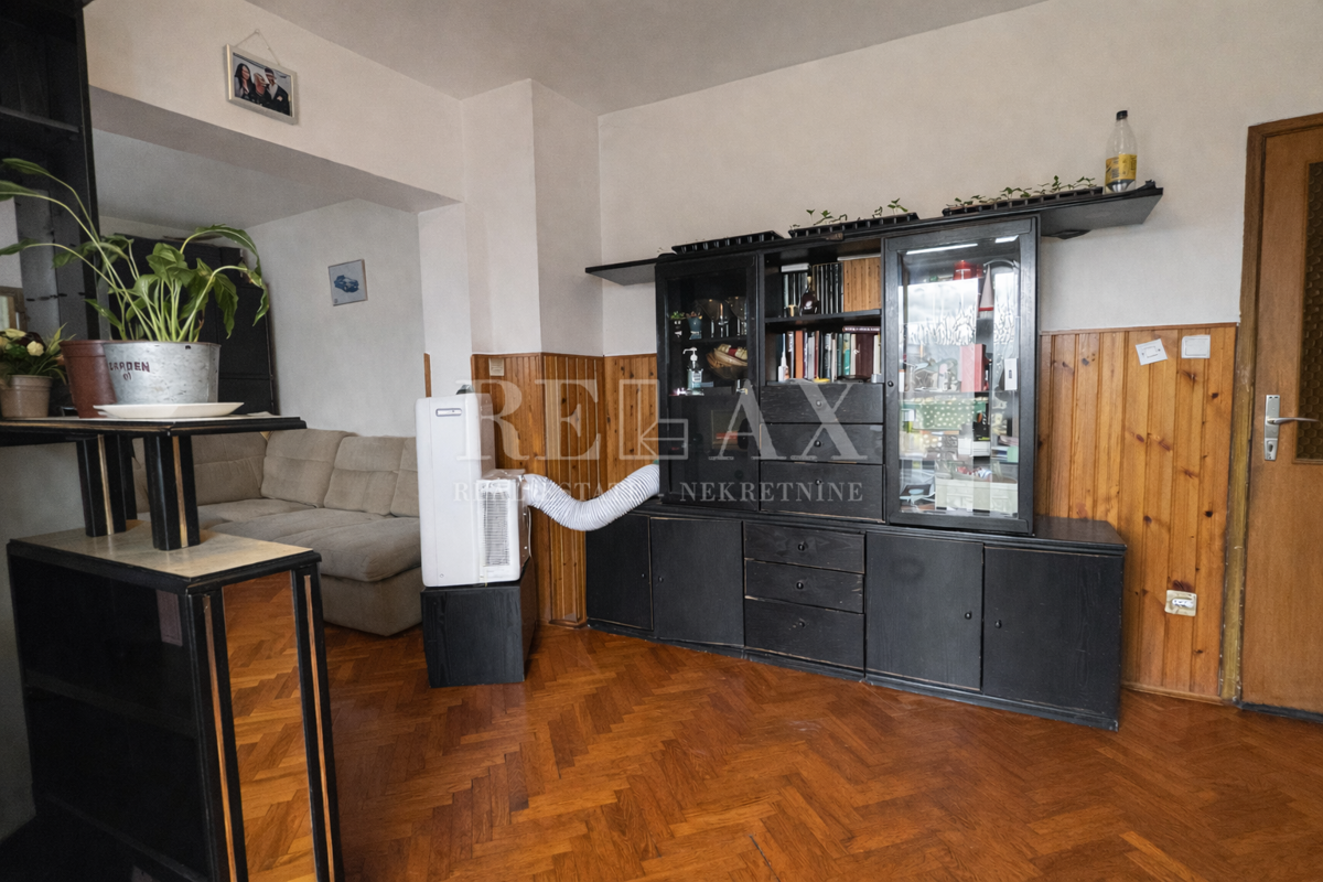 Reka, Podhum - hiša z dvema stanovanjema in dvema garažama